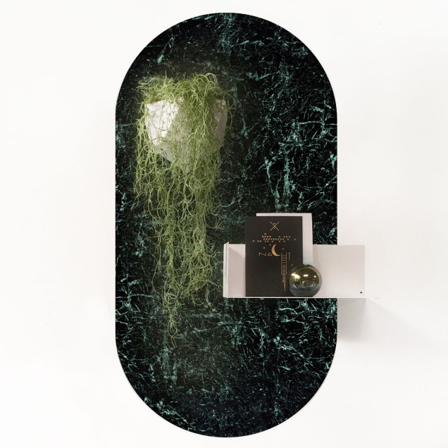 Sticker magnetic decorativ cu aspect de marmură verde, oval.