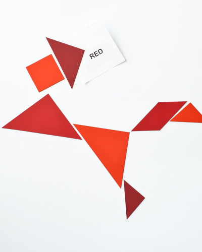 Tapet magnetic roșu tangram, perfect pentru a decora frigiderul