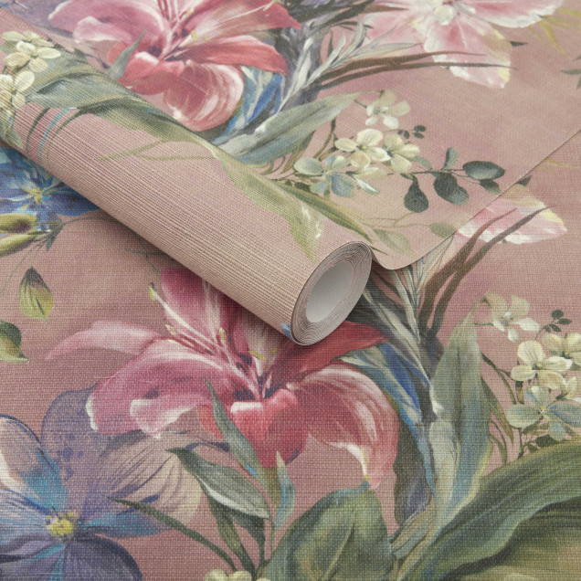 Tapet floral roz cu flori și frunze pe un fundal texturat