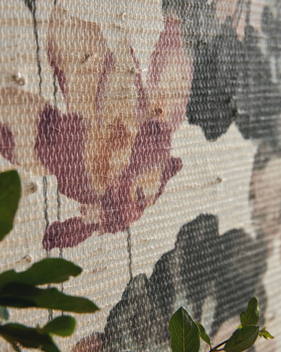 Tapet floral cu flori de lotus pictate in acuarelă pe fond de răchită