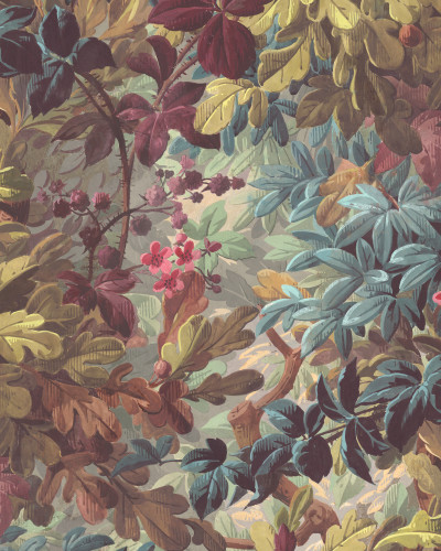 Un dormitor cu tapet floral vibrant, Anglessy, Plum, cu un baldachin violet și o pat cu lenjerie albă.