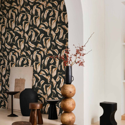 Tapet lavabil Moroccan Branches - negru, cu un model grafic, abstract, inspirat de frunzele de palmier, pe fond negru, cu nuanțe de bej și maro.