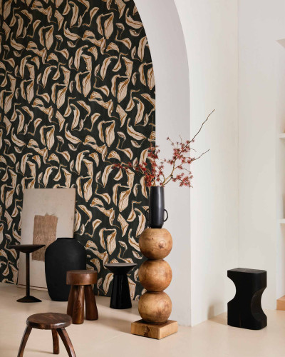 Tapet lavabil Moroccan Branches - negru, cu un model grafic, abstract, inspirat de frunzele de palmier, pe fond negru, cu nuanțe de bej și maro.