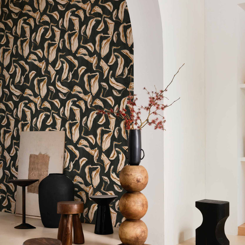 Tapet lavabil Moroccan Branches - negru, cu un model grafic, abstract, inspirat de frunzele de palmier, pe fond negru, cu nuanțe de bej și maro.