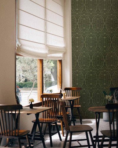 Tapet lavabil Infinity Strokes, verde, cu design geometric abstract, in interiorul unei cafenele moderne