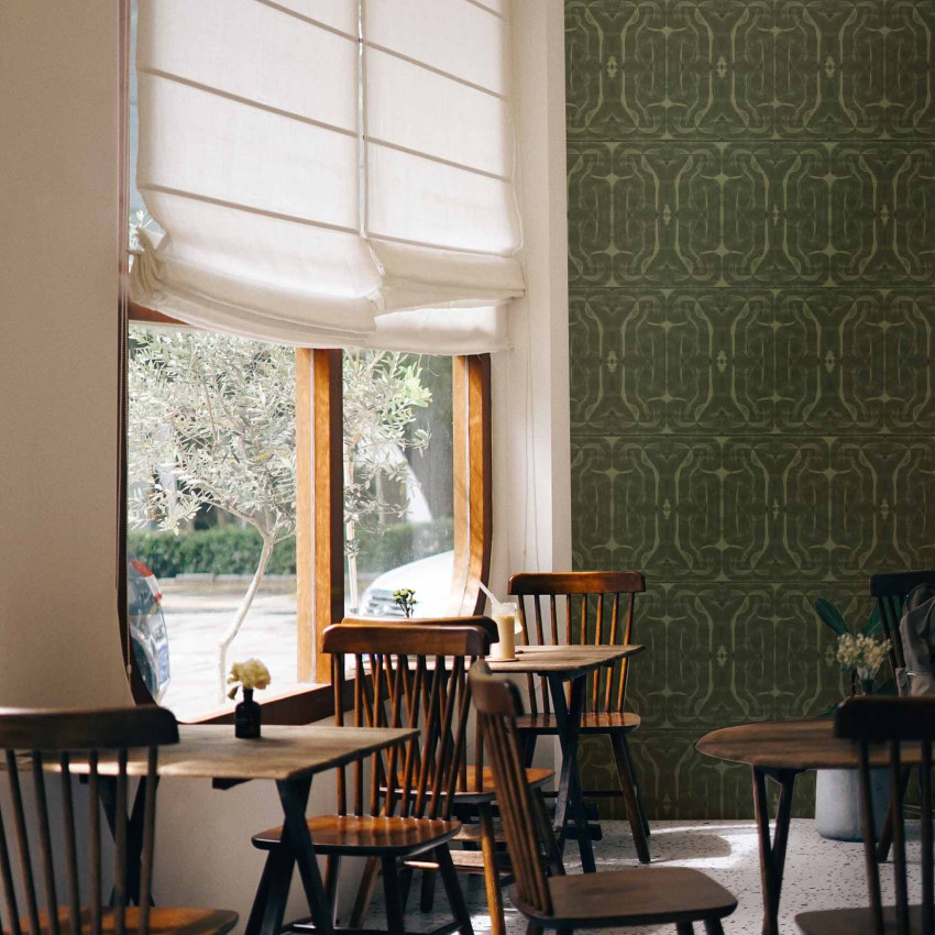 Tapet lavabil Infinity Strokes, verde, cu design geometric abstract, in interiorul unei cafenele moderne