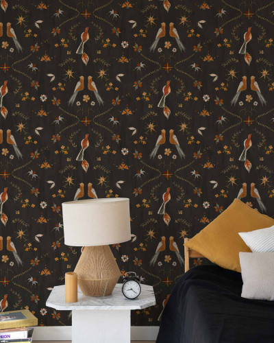 Tapet lavabil cu un design elegant cu păsări, flori și ramuri pe un fundal negru.