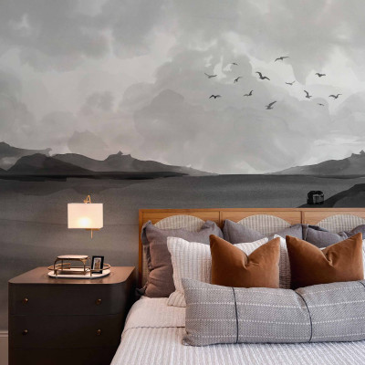 Tapet lavabil cu un design modern, cu un aspect elegant și minimalist, care prezintă o imagine cu dealuri și păsări zburând pe cer.
