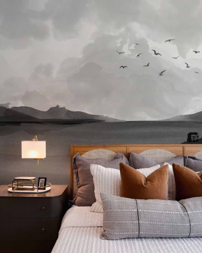 Tapet lavabil cu un design modern, cu un aspect elegant și minimalist, care prezintă o imagine cu dealuri și păsări zburând pe cer.