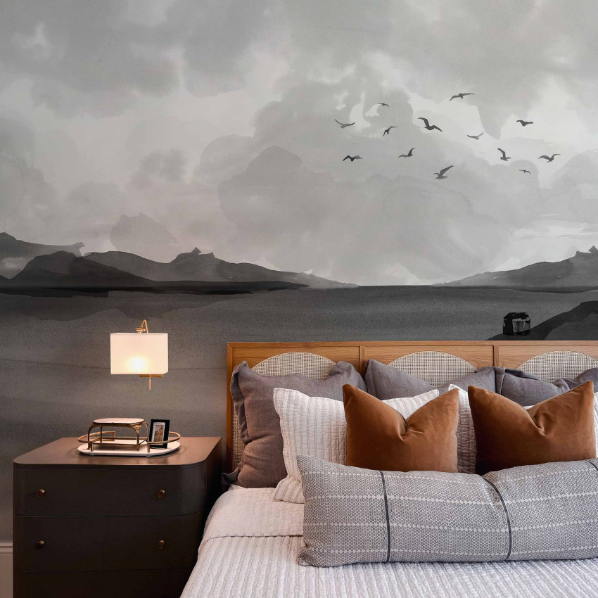 Tapet lavabil cu un design modern, cu un aspect elegant și minimalist, care prezintă o imagine cu dealuri și păsări zburând pe cer.