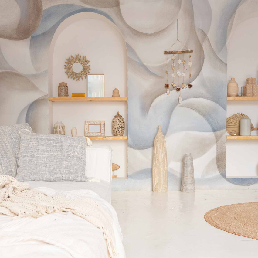 Imagine cu tapet lavabil My Cave Black, Coordonne, cu un design abstract cu nuanțe de negru și gri, prezentând un canapea din piele maro și plante verzi în ghivece.