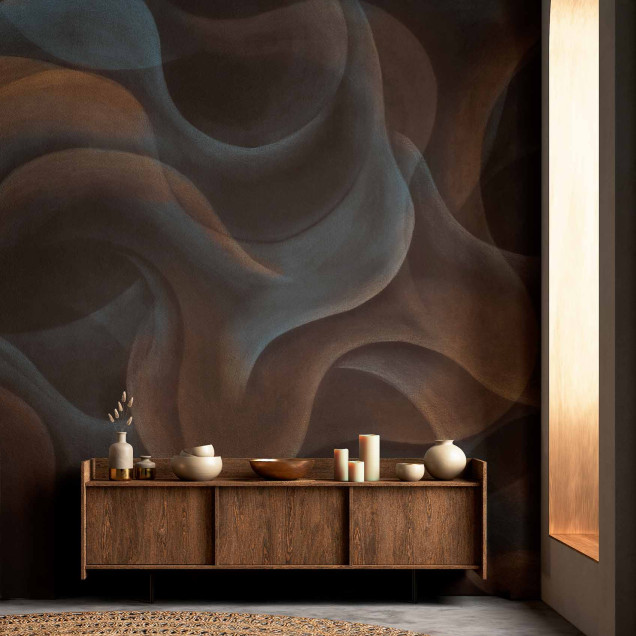 Imagine cu tapet lavabil My Cave Black, Coordonne, cu un design abstract cu nuanțe de negru și gri, prezentând un canapea din piele maro și plante verzi în ghivece.