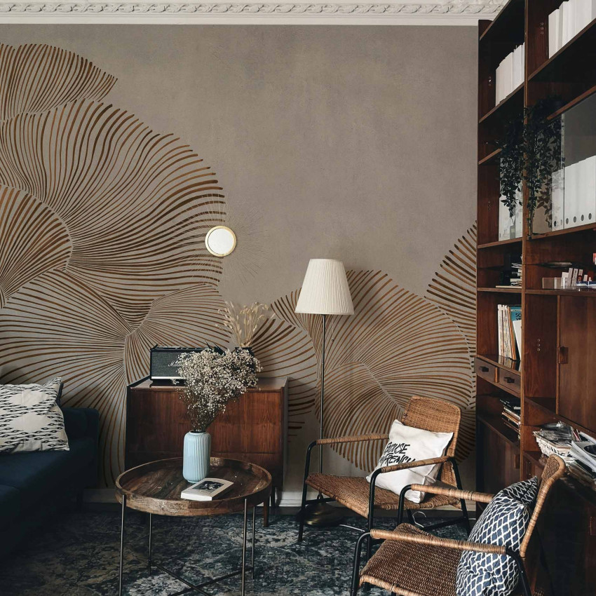 Tapet bej cu design organic și detalii aurii, aplicat pe un perete într-un living modern.