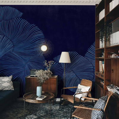 Tapet lavabil cu design abstract, linii fine si curbe elegante, in nuante de indigo. Ideal pentru living, dormitor, birou sau hol.