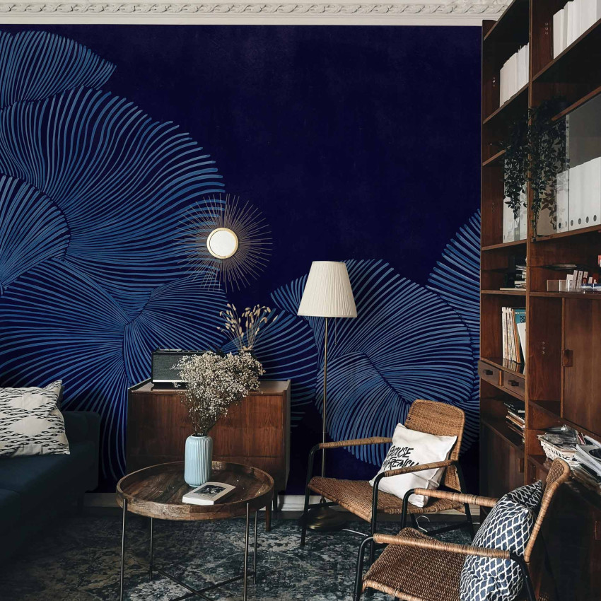 Tapet lavabil cu design abstract, linii fine si curbe elegante, in nuante de indigo. Ideal pentru living, dormitor, birou sau hol.