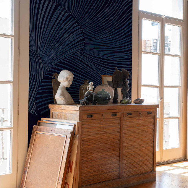Tapet lavabil cu design abstract, linii fine si curbe elegante, in nuante de indigo. Ideal pentru living, dormitor, birou sau hol.