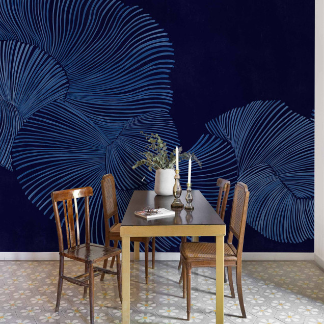 Tapet lavabil cu design abstract, linii fine si curbe elegante, in nuante de indigo. Ideal pentru living, dormitor, birou sau hol.