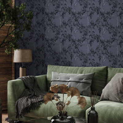 Tapet lavabil Willow Poem, Navy, cu un design elegant de copaci, pe un fundal albastru închis.