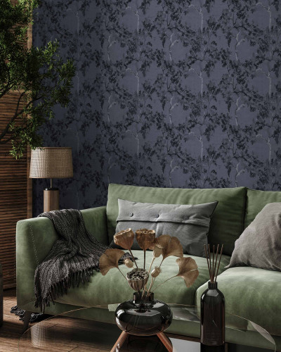 Tapet lavabil Willow Poem, Navy, cu un design elegant de copaci, pe un fundal albastru închis.