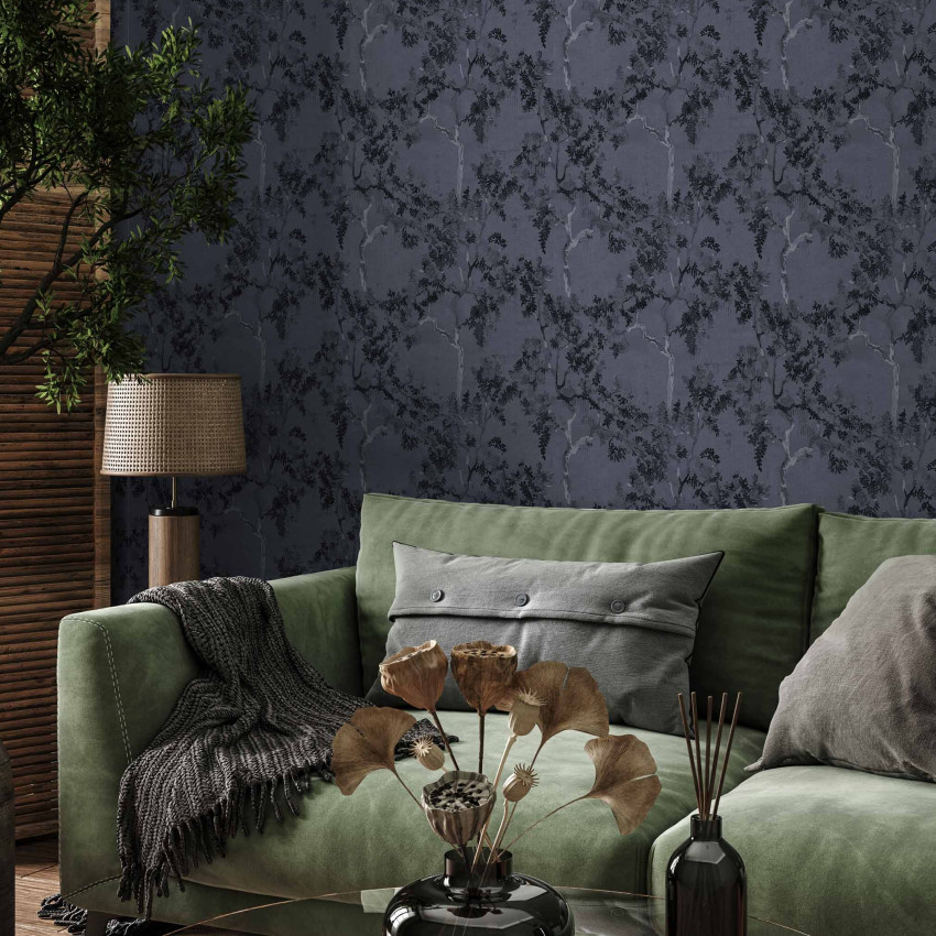 Tapet lavabil Willow Poem, Navy, cu un design elegant de copaci, pe un fundal albastru închis.