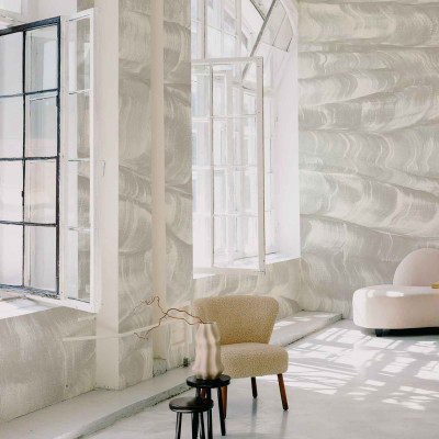 Tapet cu un design minimalist și elegant, inspirat de valurile de nisip.  Culoarea neutră și modelul fluid creează o atmosferă relaxantă și modernă.