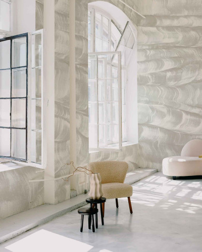 Tapet cu un design minimalist și elegant, inspirat de valurile de nisip.  Culoarea neutră și modelul fluid creează o atmosferă relaxantă și modernă.