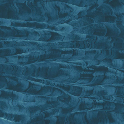 Tapet lavabil Sand Waves, Sapphire, cu un design modern inspirat de valurile oceanului, pentru o atmosfera relaxanta si primitoare in casa ta.