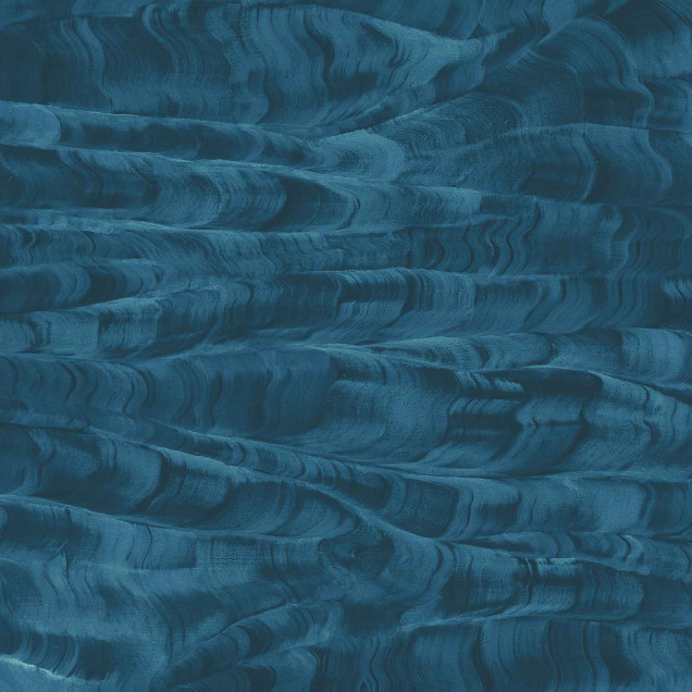 Tapet lavabil Sand Waves, Sapphire, cu un design modern inspirat de valurile oceanului, pentru o atmosfera relaxanta si primitoare in casa ta.