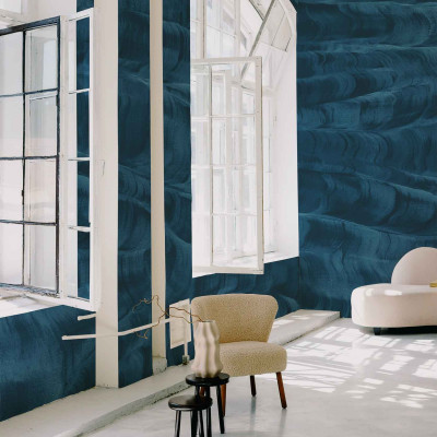 Tapet lavabil Sand Waves, Sapphire, cu un design modern inspirat de valurile oceanului, pentru o atmosfera relaxanta si primitoare in casa ta.