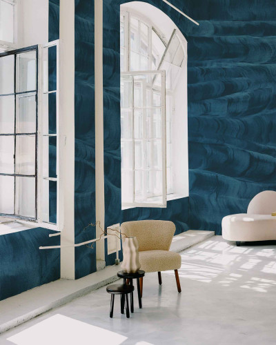 Tapet lavabil Sand Waves, Sapphire, cu un design modern inspirat de valurile oceanului, pentru o atmosfera relaxanta si primitoare in casa ta.