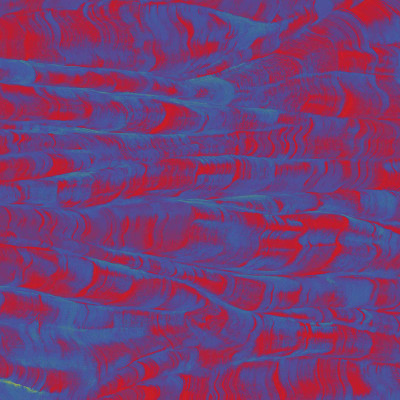 Tapet lavabil cu design abstract in nuante de rosu si albastru, decorat cu o canapea si un scaun.