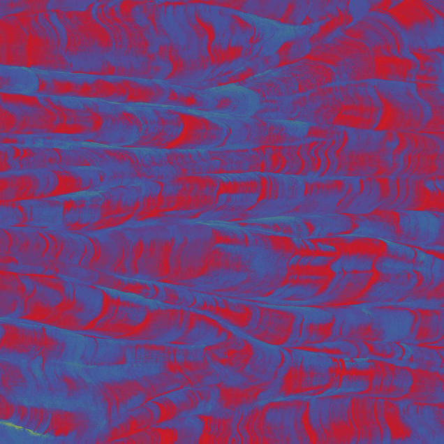 Tapet lavabil cu design abstract in nuante de rosu si albastru, decorat cu o canapea si un scaun.