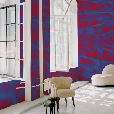 Tapet lavabil cu design abstract in nuante de rosu si albastru, decorat cu o canapea si un scaun.