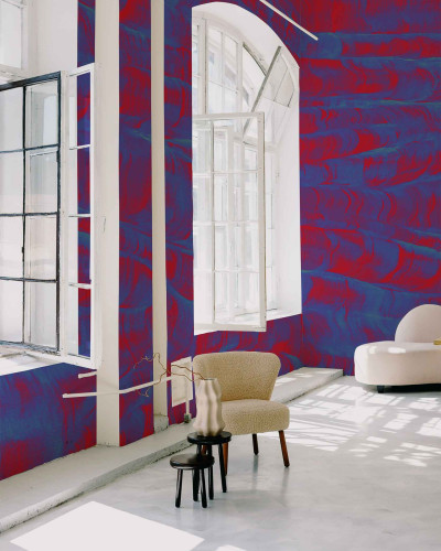 Tapet lavabil cu design abstract in nuante de rosu si albastru, decorat cu o canapea si un scaun.
