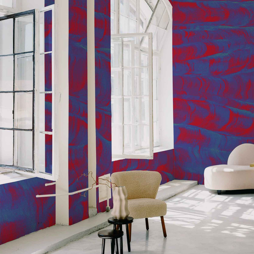 Tapet lavabil cu design abstract in nuante de rosu si albastru, decorat cu o canapea si un scaun.