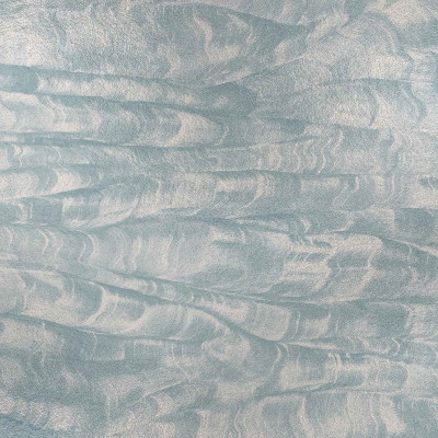 Tapet lavabil Sand Waves, Metallics Silver, cu design abstract de valuri de nisip, accentuat de accente metalice argintii.