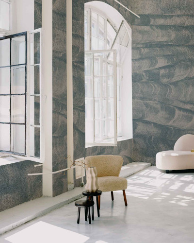 Tapet lavabil Sand Waves, Metallics Silver, cu design abstract de valuri de nisip, accentuat de accente metalice argintii.