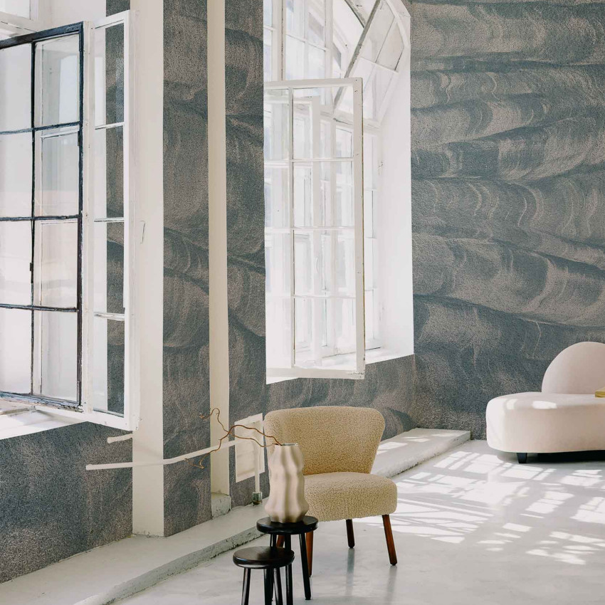 Tapet lavabil Sand Waves, Metallics Silver, cu design abstract de valuri de nisip, accentuat de accente metalice argintii.