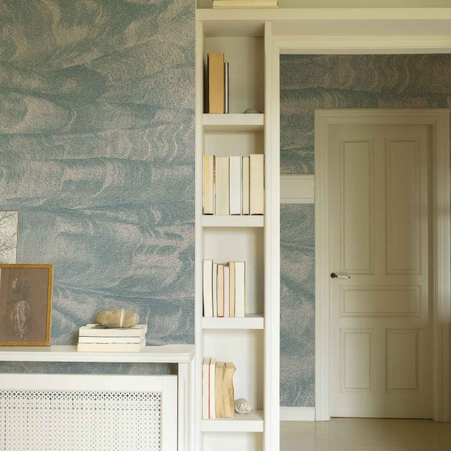 Tapet lavabil Sand Waves, Metallics Silver, cu design abstract de valuri de nisip, accentuat de accente metalice argintii.