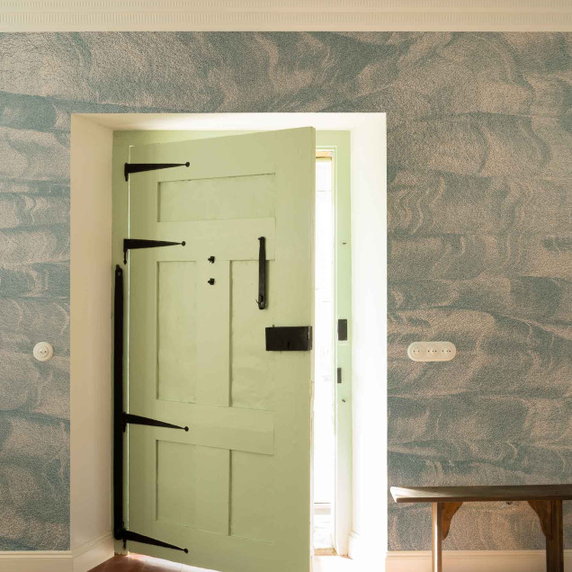 Tapet lavabil Sand Waves, Metallics Silver, cu design abstract de valuri de nisip, accentuat de accente metalice argintii.