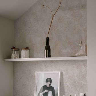 Rob Leaves, Dune, tapet lavabil cu un design elegant inspirat de frunze, ce oferă o atmosferă caldă și primitoare.