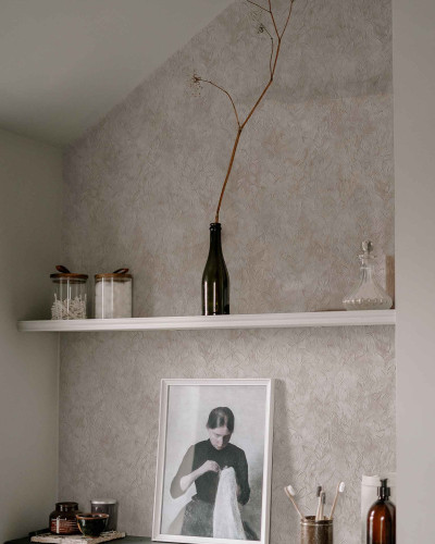 Rob Leaves, Dune, tapet lavabil cu un design elegant inspirat de frunze, ce oferă o atmosferă caldă și primitoare.