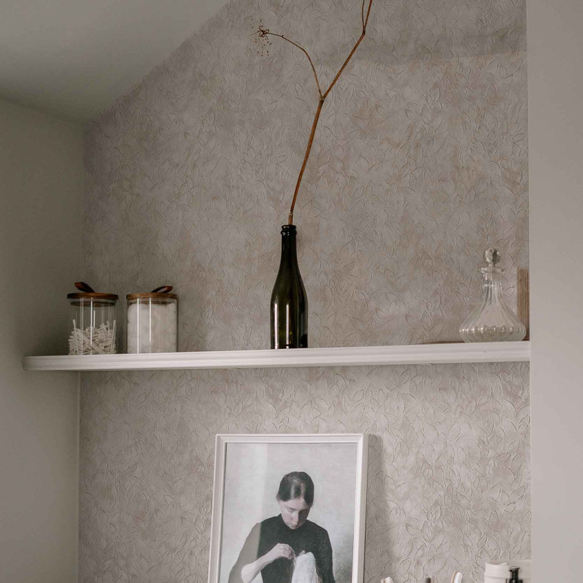 Rob Leaves, Dune, tapet lavabil cu un design elegant inspirat de frunze, ce oferă o atmosferă caldă și primitoare.