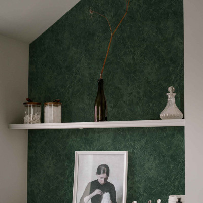 Tapet lavabil cu model de frunze, culoare verde închis, elegant și ușor de întreținut.