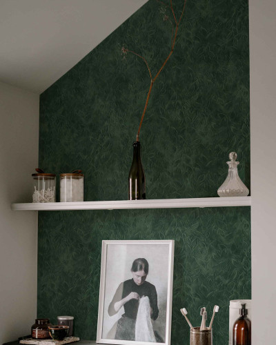 Tapet lavabil cu model de frunze, culoare verde închis, elegant și ușor de întreținut.