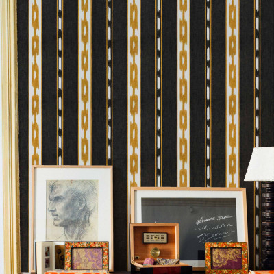 Tapet cu dungi geometrice Kente Black - model complex cu dungi verticale în negru, alb și auriu
