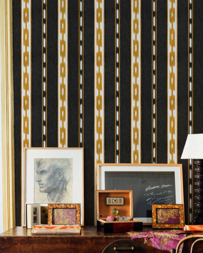 Tapet cu dungi geometrice Kente Black - model complex cu dungi verticale în negru, alb și auriu