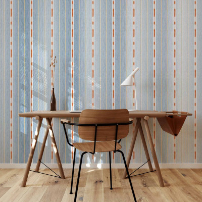 Tapet cu dungi subtile în nuanțe de albastru, auriu și portocaliu, cu un design geometric modern.