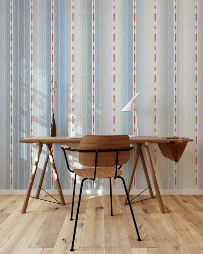 Tapet cu dungi subtile în nuanțe de albastru, auriu și portocaliu, cu un design geometric modern.
