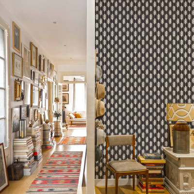 Tapet lavabil Llengües Black cu design geometric, în decorul unei case moderne.
